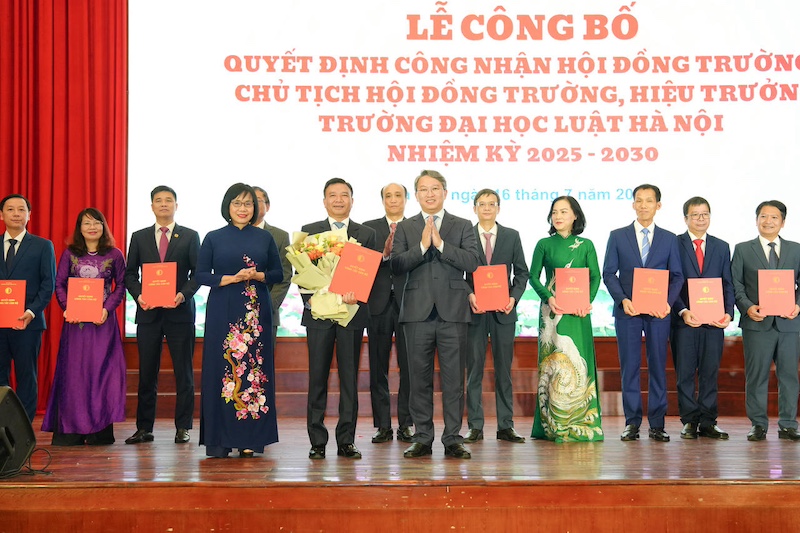 Công bố Quyết định công nhận Chủ tịch Hội đồng Trường, Hiệu trưởng Trường Đại học Luật Hà Nội